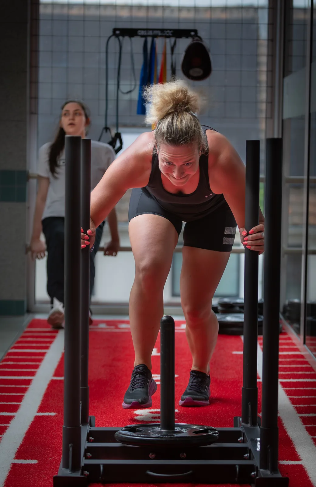 Slee duwen tijdens Hyrox training bij Club You Alblasserdam